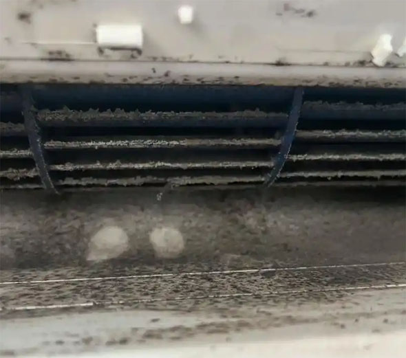 东区空调吹的风有股烧焦味是怎么回事